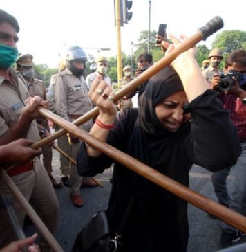 सीएम आवास के पास प्रदर्शन कर AAP ने मांगी बेटियों कि सुरक्षा की भीख, मिली लाठी आप लाठीचार्ज