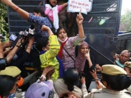 रेप के बाद दलित किशोरी की हत्या के विरोध में AAP ने किया लखनऊ में प्रदर्शन, पकड़कर ले गयी पुलिस, मुकदमा भी दर्ज प्रदेश अध्यक्ष नीलम यादव