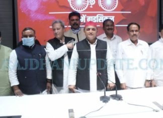 अखिलेश का मायावती को झटका, “पूर्व सांसद व मंत्री समेत बसपा के दिग्गज नेताओं को किया सपा में शामिल” त्रिभुवन दत्त