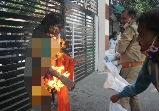 महिला ने लगाई आग