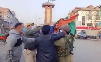 महबूबा मुफ्ती के बयान के विरोध में जम्मू-कश्मीर के लाल चौक पर तिरंगा फहराने पहुंचे भाजपाई, कई गिरफ्तार लालचौक पर तिरंगा