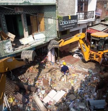 आलमनगर में जबरदस्त ब्लास्ट के बाद ढही दुकान, कर्मचारी की मौत आलमनगर में ब्लास्ट