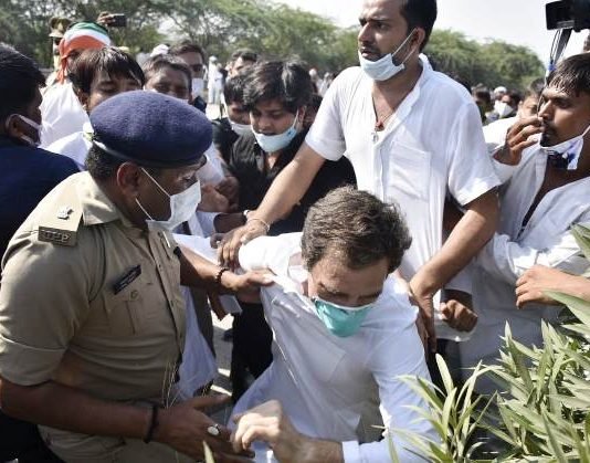 पुलिस ने रोका, तो हाथरस पीड़िता के परिवार से मिलने पैदल ही चल पड़ें राहुल गांधी व प्रियंका,धक्का-मुक्की, लाठीचार्ज हाथरस गैंगरेप