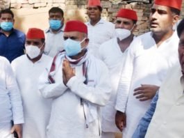 हाथरस कांड के शिकार परिवार से मिलें सपा के वरिष्ठ नेताओं ने कहा, “हम दिलाएंगे आपको न्याय” न्याय दिलाने