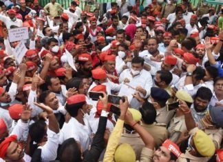 कानून-व्यवस्था के मुद्दे पर सपा ने खोला योगी सरकार के खिलाफ मोर्चा, पुलिस से हुई तीखी नोकझोंक सपा योगी सरकार