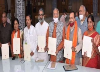 निर्विरोध जीते