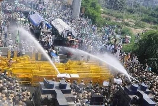 कृषि कानून के विरोध में दिल्ली कूच कर रहे किसानों व पुलिस के बीच झड़प, आंसू गैस के दागे गोले कृषि कानून