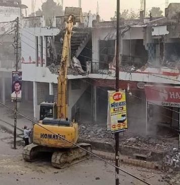 अब गाजीपुर में बाहुबली विधायक मुख्तार अंसारी की पत्नी-बेटों के होटल पर चला बुलडोजर मुख्तार अंसारी