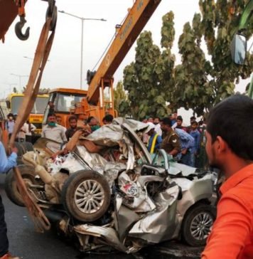 शहीद पथ पर तेज रफ्तार बस ने कार को मारी टक्कर, बाप-बेटी समेत चार की दर्दनाक मौत, महिला की हालत गंभीर तेज रफ्तार बस