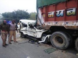 बारातियों से भरी बोलेरो