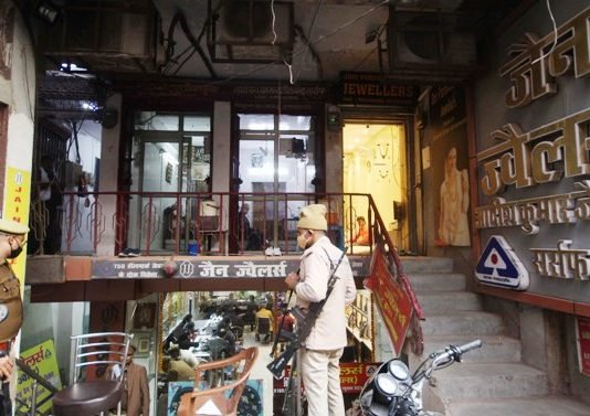 चौक के सर्राफा कारोबारी के घर व शोरूम सहित कई जगहों पर आयकर की छापेमारी, लेनदेन से जुड़ें खंगाले दस्तावेज सर्राफा कारोबारी
