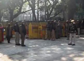 केजरीवाल के घर में नजरबंद होने के AAP के दावों को पुलिस ने किया खारिज घर में नजरबंद