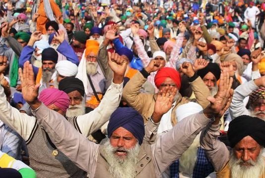 सिंधु बॉर्डर पर प्रदर्शन कर रहे किसानों के खिलाफ दिल्ली पुलिस ने महामारी एक्ट समेत अन्य धाराओं में दर्ज की FIR किसान दिवस