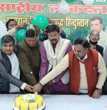 रालोद कार्यालय पर नेता व कार्यकर्ताओं ने केक काटकर मनाया जयंत चौधरी का जन्मदिन जयंत चौधरी का जन्मदिन