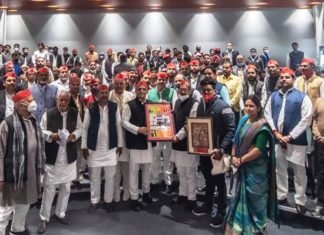 सपा में शामिल हुए बार एसोसिएशन अध्यक्ष व समानता दल के महामंत्री, अखिलेश ने दिलाई सदस्यता समानता दल