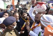 “गाय बचाओ,किसान बचाओ” पदयात्रा निकाल रहे कांग्रेस प्रदेश अध्यक्ष समेत कार्यकर्ताओं को ललितपुर पुलिस ने किया गिरफ्तार 'गाय बचाओ-किसान बचाओ' पदयात्रा