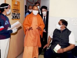 कोरोना टीकाकरण: CM योगी ने अस्पताल का निरीक्षण कर स्वास्थ्यकर्मियों का जाना हाल, वैक्सीनेशन को बताया अंतिम प्रहार कोरोना टीकाकरण
