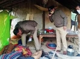 प्राचीन मंदिर के पुजारी