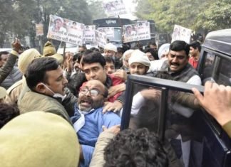 किसानों के समर्थन में राजभवन का घेराव करने जा रहे कांग्रेस नेता व कार्यकर्ताओं को वाहनों में भरकर ले गयी पुलिस राजभवन का घेराव