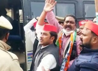 किसानों के समर्थन में ट्रैक्टर रैली निकाल रहे सपाईयों और पुलिस के बीच झड़प, हिरासत में लेकर भेजे गए ईको गार्डन ट्रैक्टर रैली