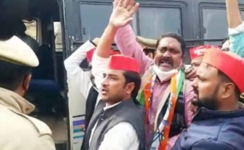 किसानों के समर्थन में ट्रैक्टर रैली निकाल रहे सपाईयों और पुलिस के बीच झड़प, हिरासत में लेकर भेजे गए ईको गार्डन ट्रैक्टर रैली
