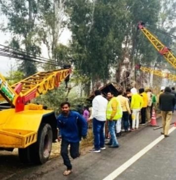 मुरादाबाद में भीषण सड़क हादसा, कंटेनर से दबकर छह लोगों की मौत, 15 पशु भी मरे मुरादाबाद सड़क हादसा