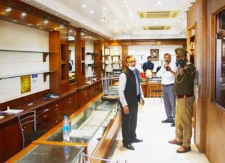 अमीनाबाद कोतवाली के पास आभूषण के बड़े शोरूम पर धावा, गैस कटर से तीन दरवाजे और सेफ काट, सोने-चांदी व हीरे के गहनों सहित नकदी समेट ले गए चोर जुगल किशोर ज्वेलर्स