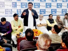 कार्यकर्ताओं से बोले सभाजीत सिंह, “यूपी में घर-घर पहुंचाएंगे केजरीवाल सरकार का विकास मॉडल, योगी सरकार पर भी साधा निशाना” केजरीवाल सरकार का विकास