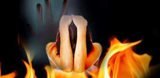 सीतापुर में गैंगरेप के बाद विवाहिता को जिंदा जलाया, मद्द मांगने पर दरिंदों ने दिया दिल दहला देने वाली घटना को अंजाम गैंगरेप जिंदा जलाया