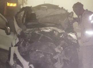 खड़े ट्रक में घुसी कार