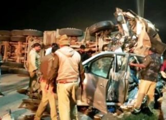 मथुरा से दर्शन कर लौट रहे श्रद्धालुओं की इनोवा को टैंकर ने मारी टक्कर, पति-पत्नी व बेटों समेत सात लोगों की दर्दनाक मौत मथुरा से दर्शन