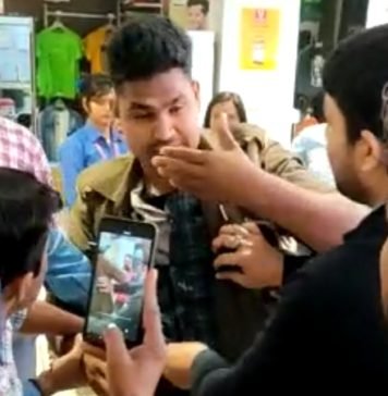बिना पैसा दिए वर्दी के नीचे शर्ट पहनकर V मार्ट से निकल रहे सिपाही को लोगो ने पीटा, वीडियो वायरल, निलंबित वर्दी के नीचे शर्ट