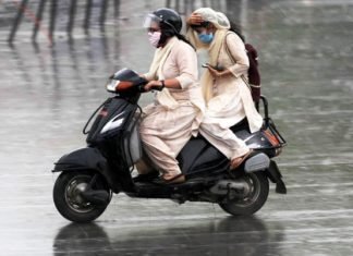 आंधी के बाद पड़ी बौछारें
