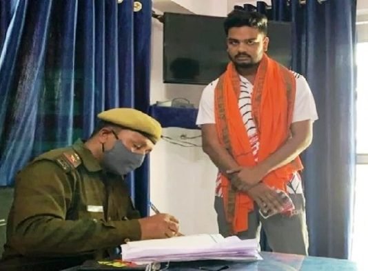 आयुष पहुंचा थाने