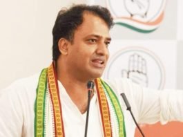 सपा की होर्डिंग से पूर्व कैबिनेट मंत्री के गायब होने पर कांग्रेस ने कहा, अखिलेश व RSS की सहमति से जेल भेजे गए आजम खान सपा की होर्डिंग