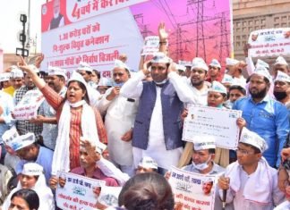 केंद्र सरकार के NCT बिल के खिलाफ AAP का लखनऊ में प्रदर्शन, पुलिस व कार्यकर्ताओं में झड़प, लाठीचार्ज एनसीटी