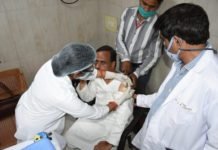 डिप्टी CM दिनेश शर्मा ने सिविल अस्पताल में लगवाई कोरोना वैक्सीन की पहली डोज, बीजेपी विधायक मिलें संक्रमित कोरोना वैक्सीन