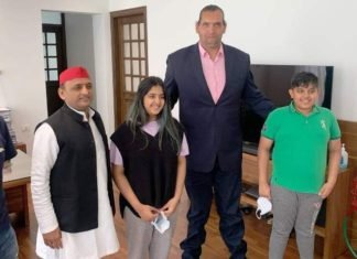 ‘द ग्रेट खली’ ने अखिलेश यादव व उनके बच्चों से की मुलाकात द ग्रेट खली