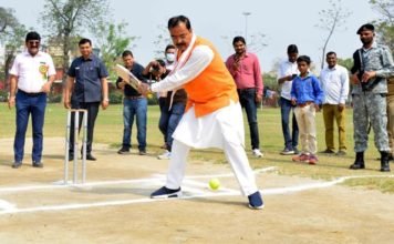 केशव मौर्या ने बल्लेबाजी कर कहा, स्वस्थ तन में होता है स्वस्थ मन का विकास” केशव मौर्या ने बल्लेबाजी