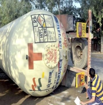 अनियंत्रित होकर पलटा LPG से भरा टैंकर, गैस रिसाव से मचा हड़कंप एलपीजी गैस से भरा टैंकर