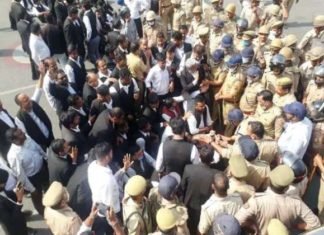 समय से उपचार नहीं मिलने से हुई अधिवक्ता की मौत से सड़कों पर उतरे आक्रोशित वकीलों ने किया जगह-जगह प्रदर्शन, उठाई ये मांगें अधिवक्ता विजय कुमार सिंह