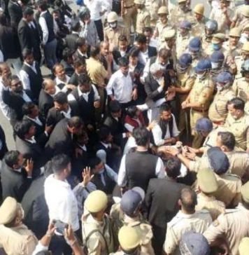 समय से उपचार नहीं मिलने से हुई अधिवक्ता की मौत से सड़कों पर उतरे आक्रोशित वकीलों ने किया जगह-जगह प्रदर्शन, उठाई ये मांगें अधिवक्ता विजय कुमार सिंह