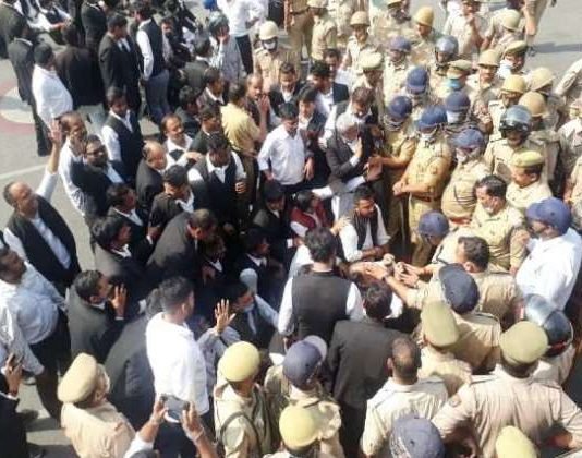 समय से उपचार नहीं मिलने से हुई अधिवक्ता की मौत से सड़कों पर उतरे आक्रोशित वकीलों ने किया जगह-जगह प्रदर्शन, उठाई ये मांगें अधिवक्ता विजय कुमार सिंह