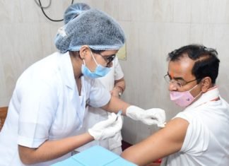 केशव मौर्या ने लगवाई कोरोना वैक्सीन की पहली डोज, जनता से भी टीकाकरण कराने की अपील केशव मौर्या कोरोना वैक्सीन