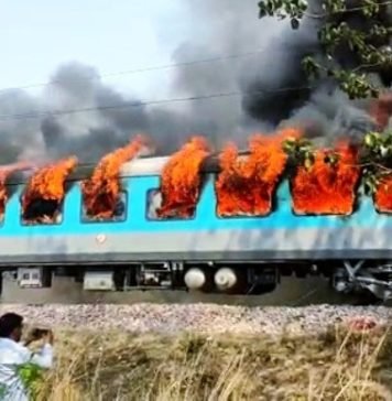 दिल्ली-देहरादून शताब्दी एक्सप्रेस की बोगी में लगी भीषण आग, मची अफरा-तफरी शताब्दी एक्सप्रेस में लगी आग