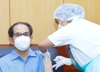 उद्धव ठाकरे ने लगवाई वैक्‍सीन