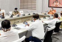 कोरोना पर लगाम लगाने के लिए CM योगी ने अफसरों को दिया फील्ड में निकलने का निर्देश, “कहा, गलतफहमी में न रहें, लॉकडाउन नहीं लगेगा” फील्ड में जाए अफसर