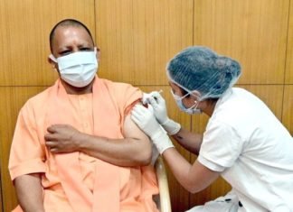 मुख्यमंत्री ने लगवाई वैक्सीन