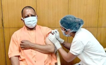मुख्यमंत्री योगी ने लगवाई कोरोना वैक्सीन, PM मोदी और स्वास्थ्य मंत्रालय को कहा धन्यवाद मुख्यमंत्री ने लगवाई वैक्सीन
