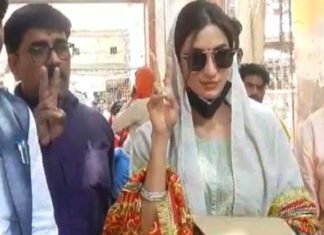 यूपी पंचायत चुनाव में मिस इंडिया रनर अप दीक्षा सिंह ने दाखिल किया नामांकन मिस इंडिया रनर अप दीक्षा सिंह